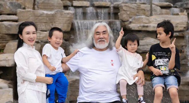 73岁张纪中喜当爹，42岁妻子晒图难掩幸福，不想低调