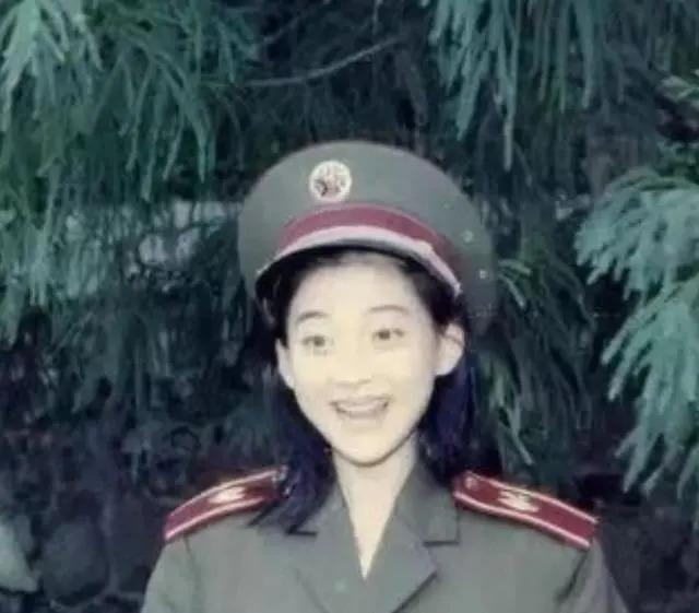 朱时茂26年前的春晚，谁注意到他身边的女孩？今火得一塌糊涂