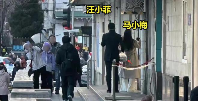 汪小菲和新女友逛街吃包子被偶遇，网友：想不到他真人这么帅