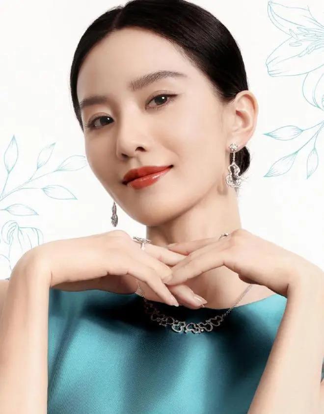 刘诗诗晒照庆37岁生日，身姿曼妙惹人羡，笑容甜美宛如初恋