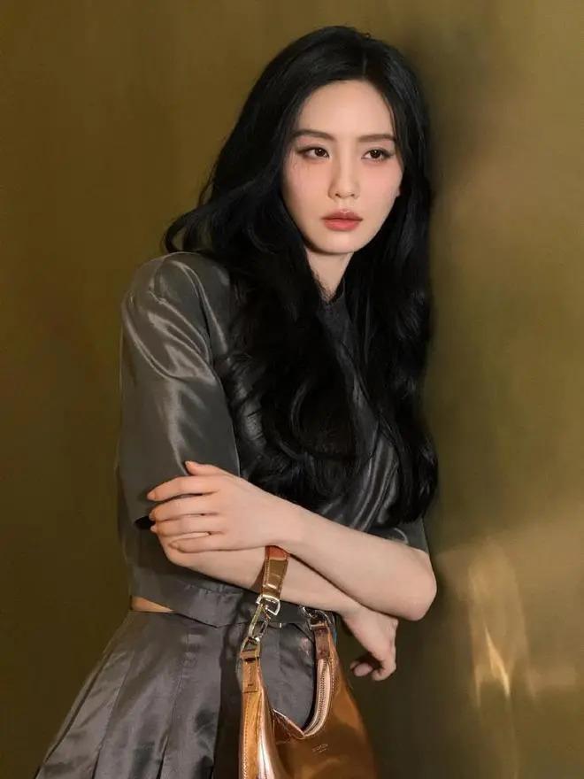刘诗诗晒照庆37岁生日，身姿曼妙惹人羡，笑容甜美宛如初恋