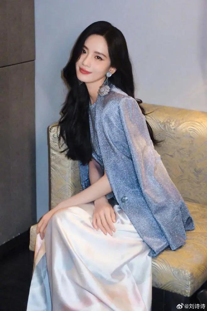 刘诗诗晒照庆37岁生日，身姿曼妙惹人羡，笑容甜美宛如初恋