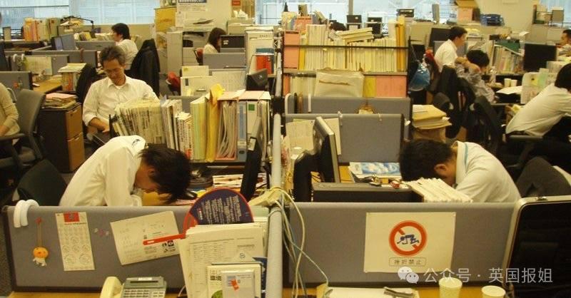 日本公务员穷疯？为200块生活费连夜偷14个井盖、上班写小说糊口，网友：铁饭碗都锈烂了！