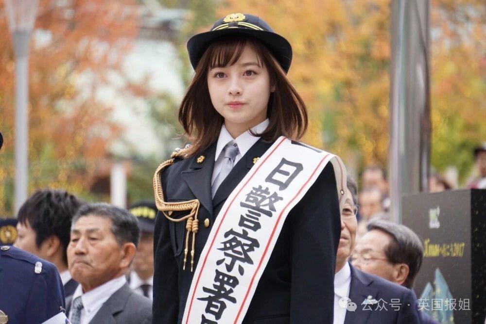 日本公务员穷疯？为200块生活费连夜偷14个井盖、上班写小说糊口，网友：铁饭碗都锈烂了！