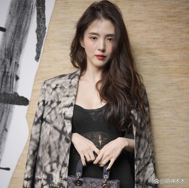 韩星韩素希当众举止异常，五官不受控，被质疑精神不正常