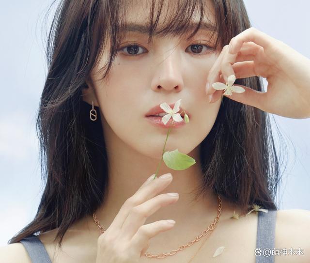 韩星韩素希当众举止异常，五官不受控，被质疑精神不正常