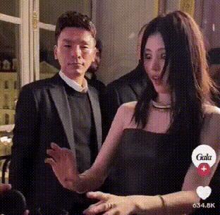 韩星韩素希当众举止异常，五官不受控，被质疑精神不正常