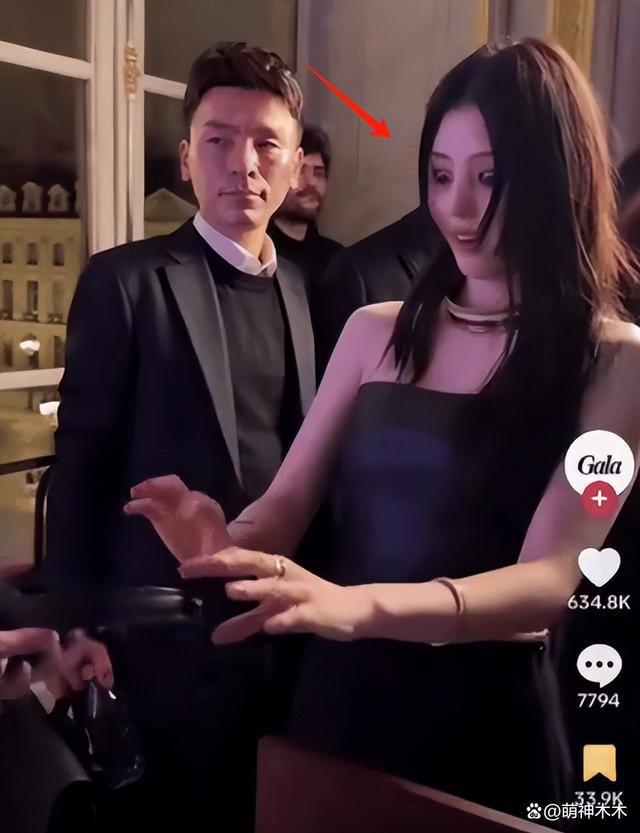 韩星韩素希当众举止异常，五官不受控，被质疑精神不正常