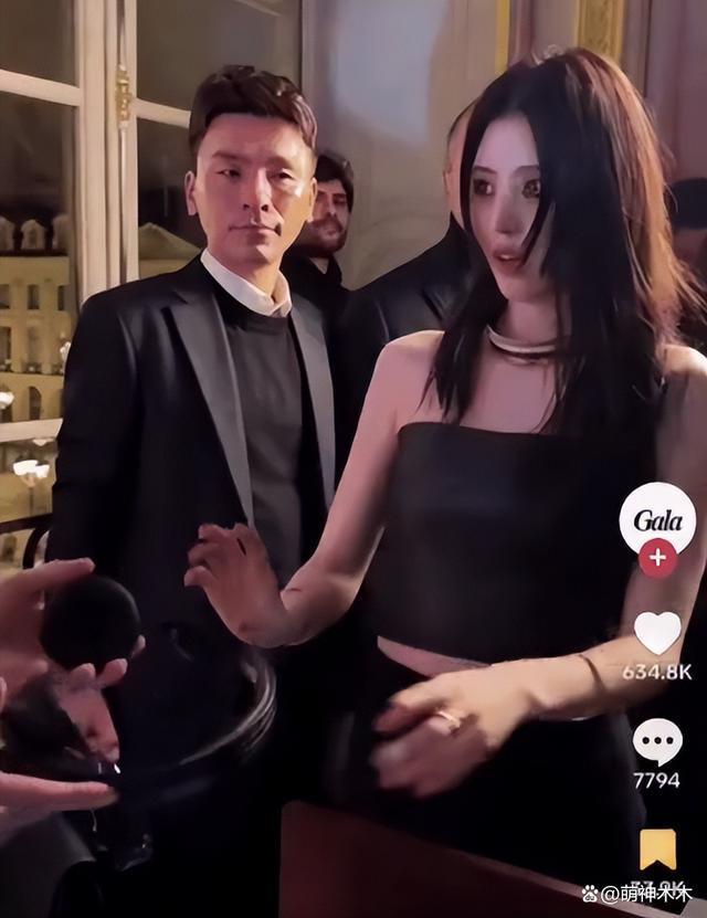 韩星韩素希当众举止异常，五官不受控，被质疑精神不正常