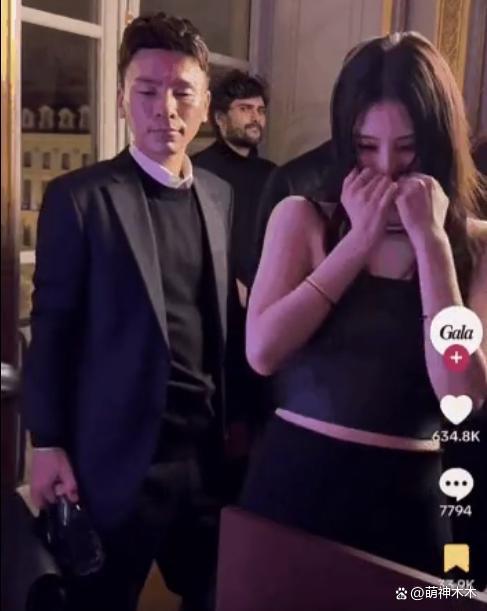 韩星韩素希当众举止异常，五官不受控，被质疑精神不正常