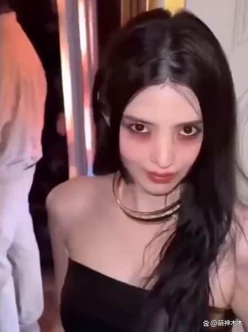 韩星韩素希当众举止异常，五官不受控，被质疑精神不正常