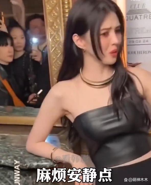 韩星韩素希当众举止异常，五官不受控，被质疑精神不正常