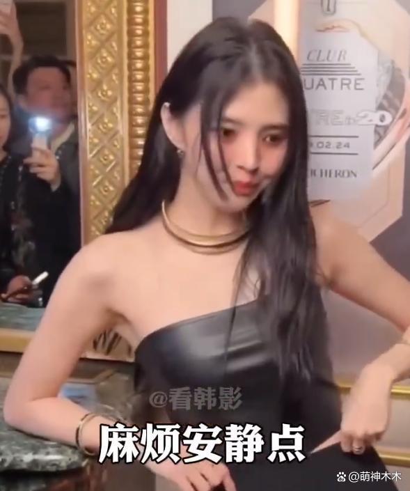 韩星韩素希当众举止异常，五官不受控，被质疑精神不正常