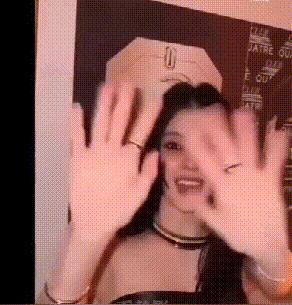 韩星韩素希当众举止异常，五官不受控，被质疑精神不正常