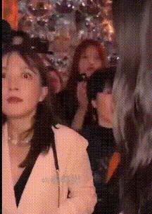 韩星韩素希当众举止异常，五官不受控，被质疑精神不正常