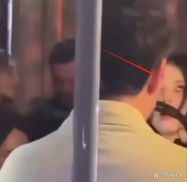 韩星韩素希当众举止异常，五官不受控，被质疑精神不正常