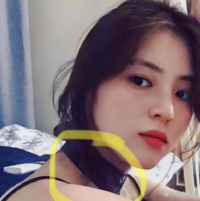 韩星韩素希当众举止异常，五官不受控，被质疑精神不正常