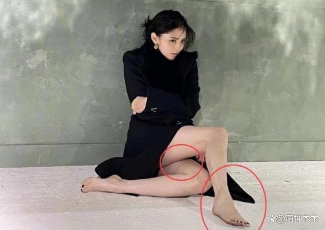 韩星韩素希当众举止异常，五官不受控，被质疑精神不正常