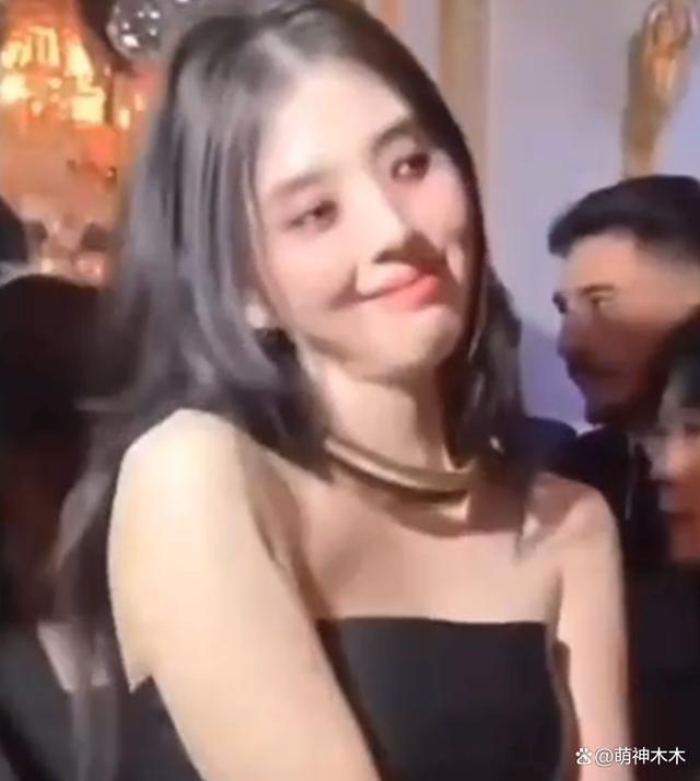 韩星韩素希当众举止异常，五官不受控，被质疑精神不正常