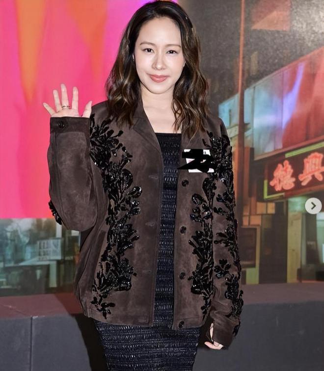 45岁林嘉欣变胖了，成了大码美女