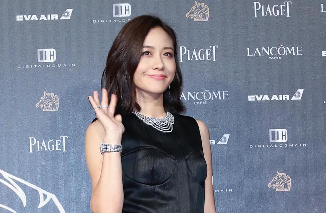 45岁林嘉欣变胖了，成了大码美女