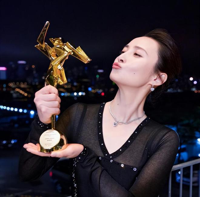 亚洲电影大奖红毯:刘嘉玲优雅,李英爱露香肩,蒋勤勤拿大奖