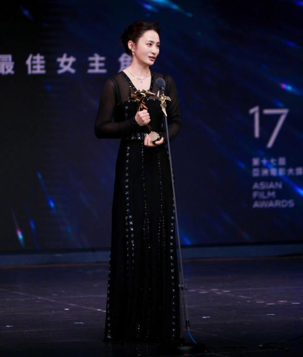 亚洲电影大奖红毯:刘嘉玲优雅,李英爱露香肩,蒋勤勤拿大奖