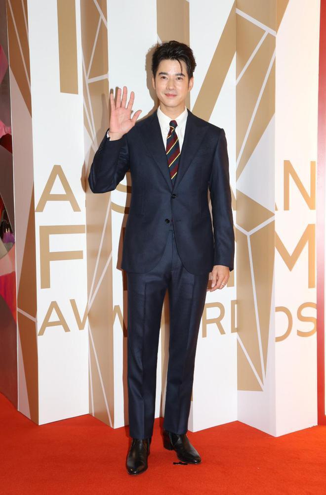 亚洲电影大奖红毯:刘嘉玲优雅,李英爱露香肩,蒋勤勤拿大奖