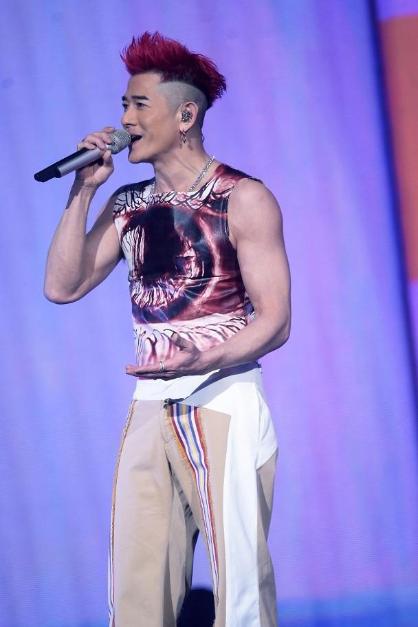 方媛全家助阵郭富城演唱会，2个女儿不停向爸爸挥手