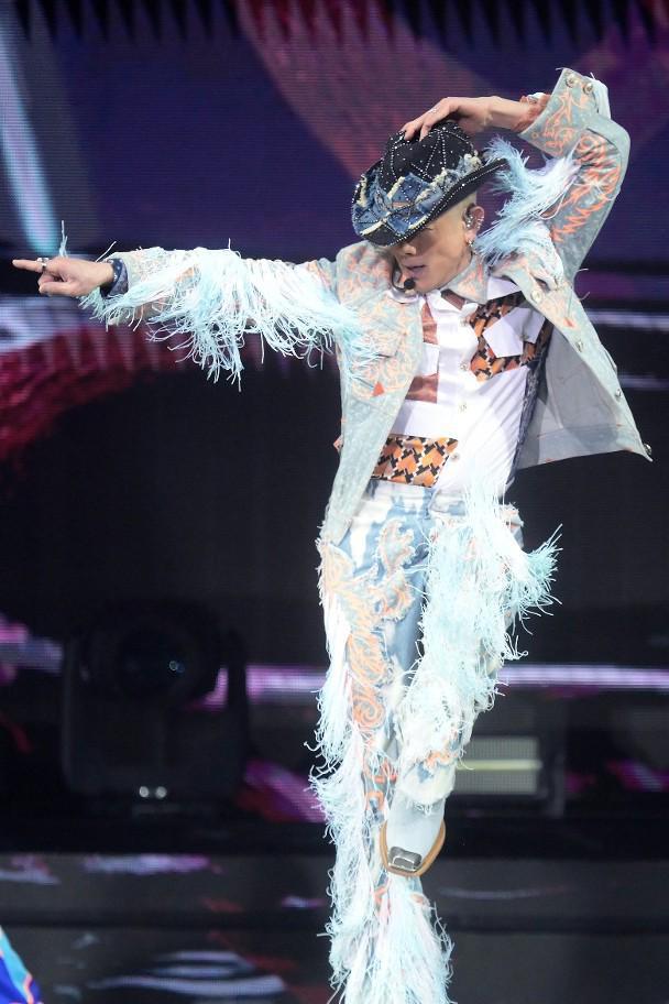 方媛全家助阵郭富城演唱会，2个女儿不停向爸爸挥手