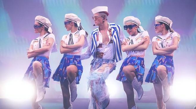 方媛全家助阵郭富城演唱会，2个女儿不停向爸爸挥手