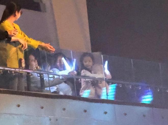 方媛全家助阵郭富城演唱会，2个女儿不停向爸爸挥手