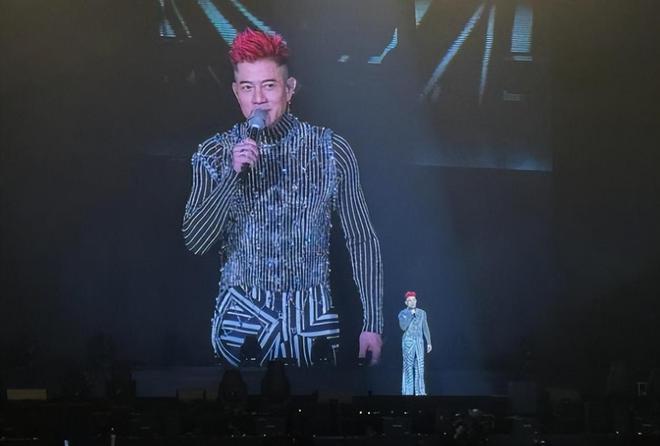 方媛全家助阵郭富城演唱会，2个女儿不停向爸爸挥手