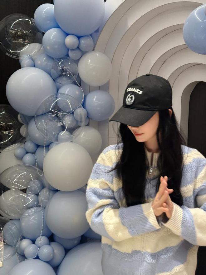 刘诗诗分享生日宴会美照，笑容甜美似初恋，鲜花蛋糕簇拥