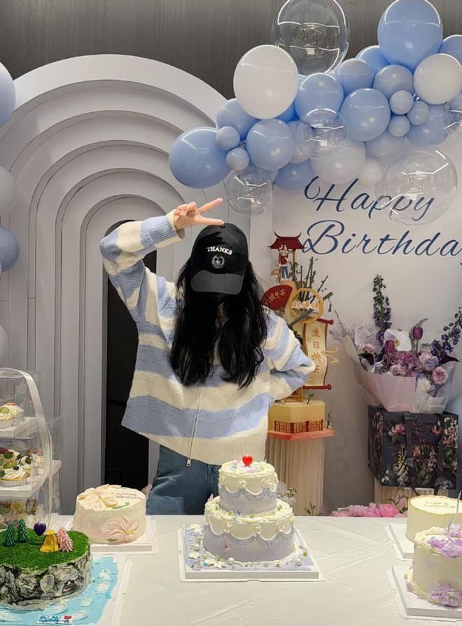 刘诗诗分享生日宴会美照，笑容甜美似初恋，鲜花蛋糕簇拥