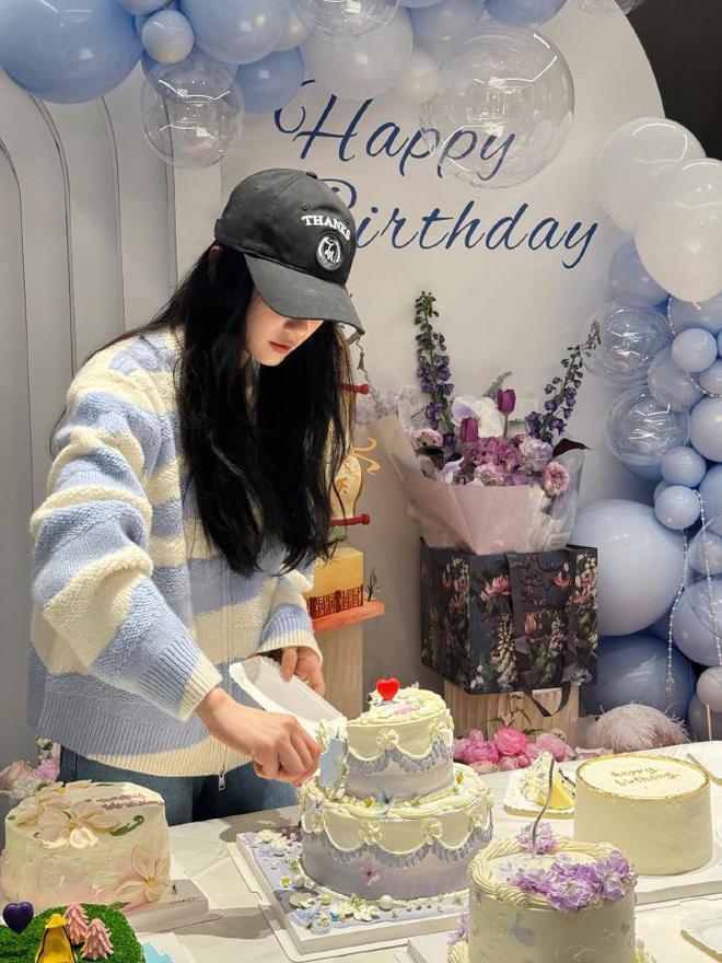 刘诗诗分享生日宴会美照，笑容甜美似初恋，鲜花蛋糕簇拥