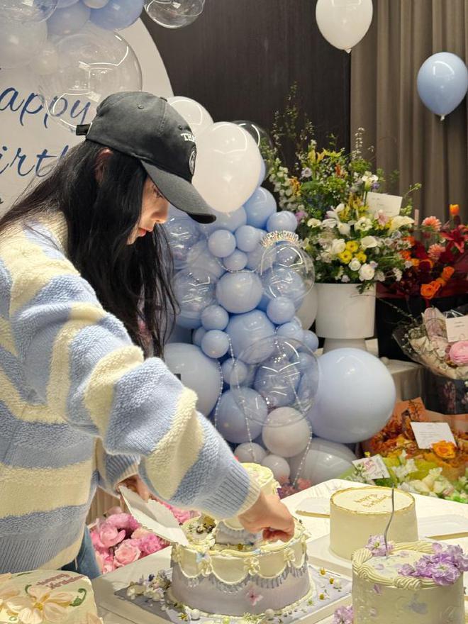 刘诗诗分享生日宴会美照，笑容甜美似初恋，鲜花蛋糕簇拥
