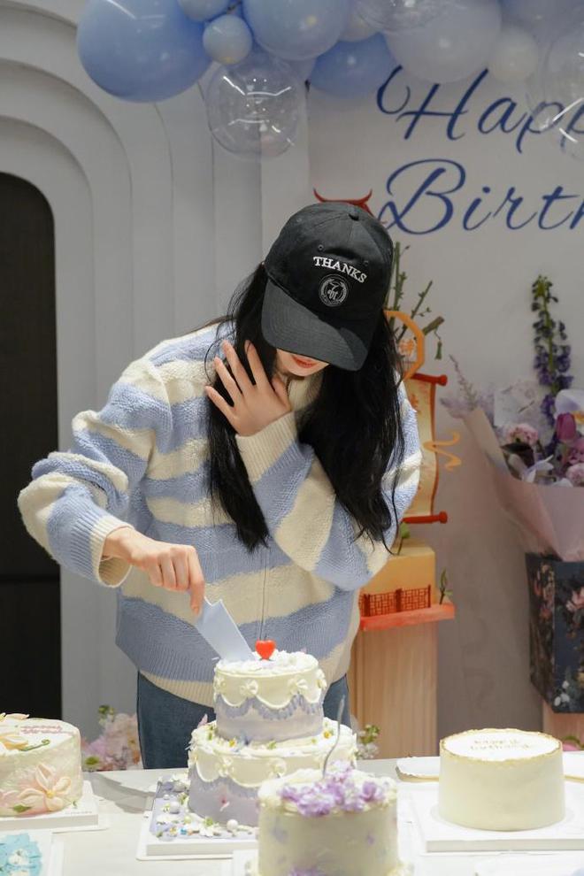 刘诗诗分享生日宴会美照，笑容甜美似初恋，鲜花蛋糕簇拥