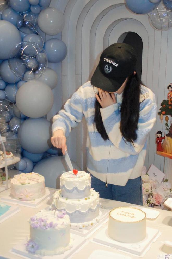 刘诗诗分享生日宴会美照，笑容甜美似初恋，鲜花蛋糕簇拥