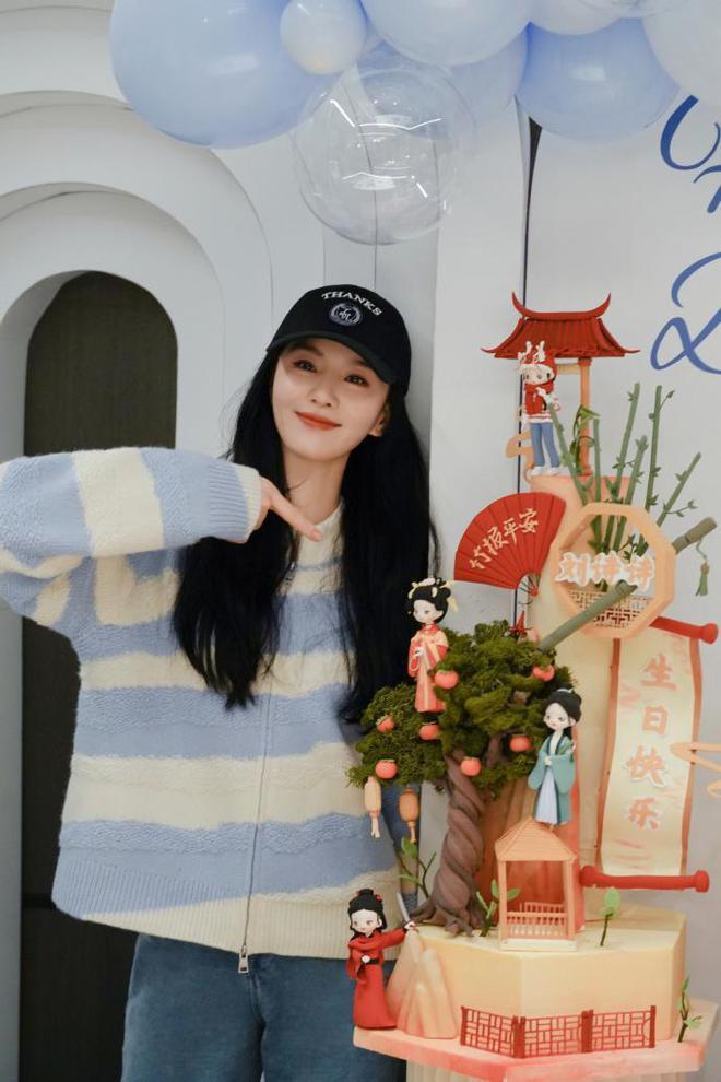 刘诗诗分享生日宴会美照，笑容甜美似初恋，鲜花蛋糕簇拥