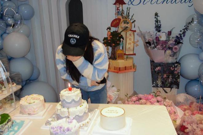 刘诗诗分享生日宴会美照，笑容甜美似初恋，鲜花蛋糕簇拥