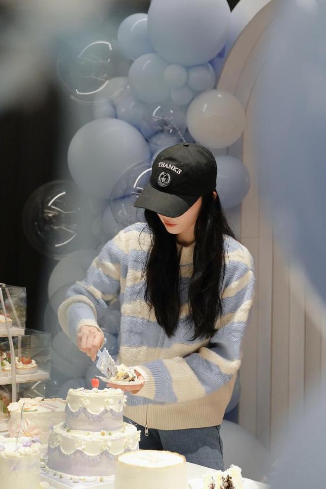 刘诗诗分享生日宴会美照，笑容甜美似初恋，鲜花蛋糕簇拥