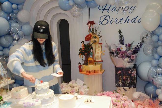 刘诗诗分享生日宴会美照，笑容甜美似初恋，鲜花蛋糕簇拥