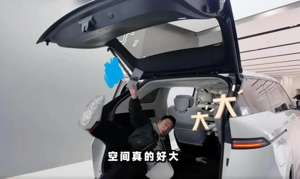 67岁港星定居内地县城，新房比香港住宅又豪华又大