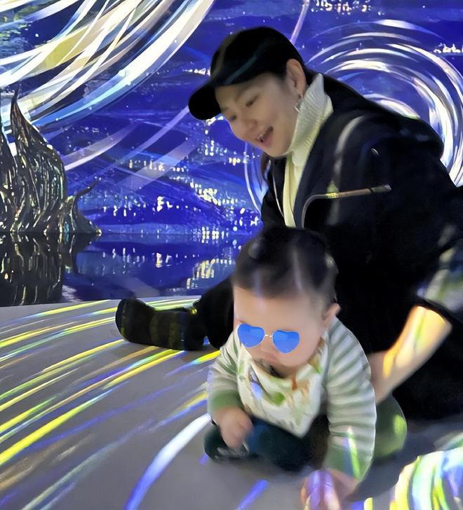 任家萱儿子6个月长到20斤，儿子近照和她小时候一模一样