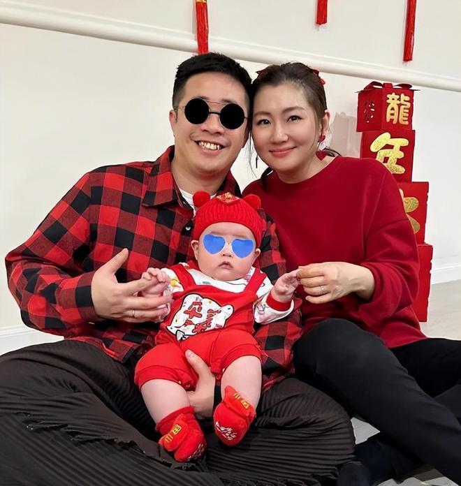 任家萱儿子6个月长到20斤，儿子近照和她小时候一模一样
