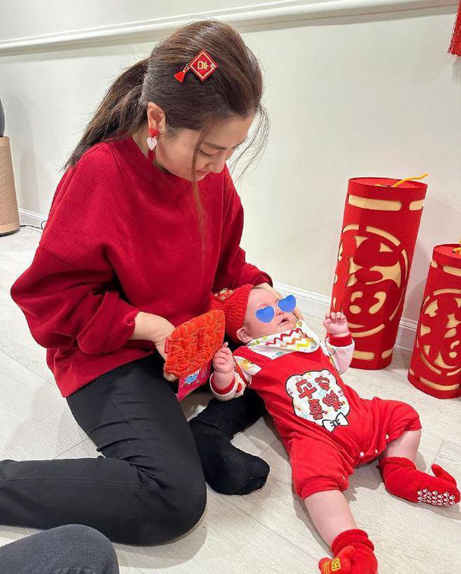 任家萱儿子6个月长到20斤，儿子近照和她小时候一模一样