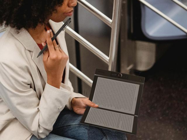 联想子公司展示Gemini：两块 7.8英寸 E Ink屏幕、360度旋转铰链