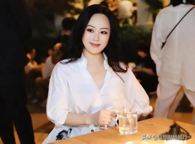 两大贵妇同框！郭晶晶端庄有正宫范，章小蕙旺夫脸超惊艳