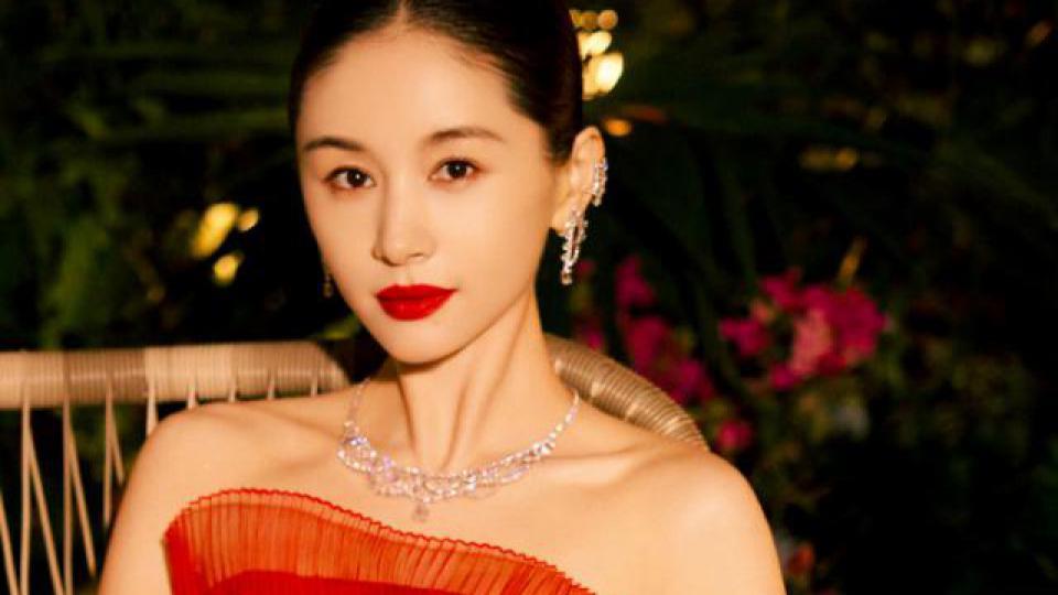 王子文穿红色抹胸长裙 烈焰红唇明艳大气